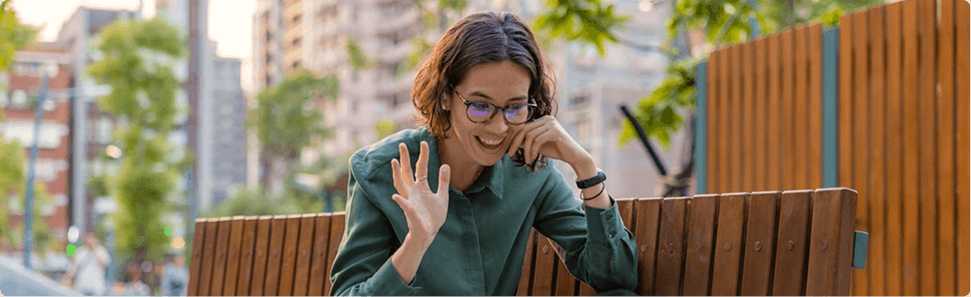 Contador analisando documentos fiscais